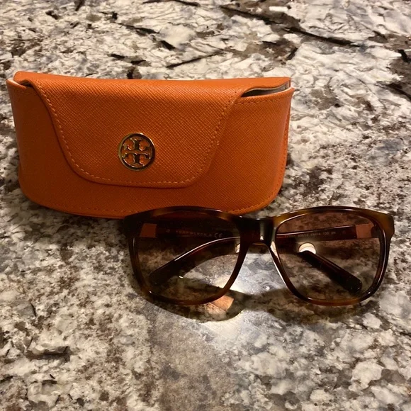Tory Burch Tortoise Sunglasses and Orange Wallet m_695fc6905df8e7dee561d598.jpg main image 3
